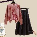 レッド/ニットセーター+ブラック/スカート